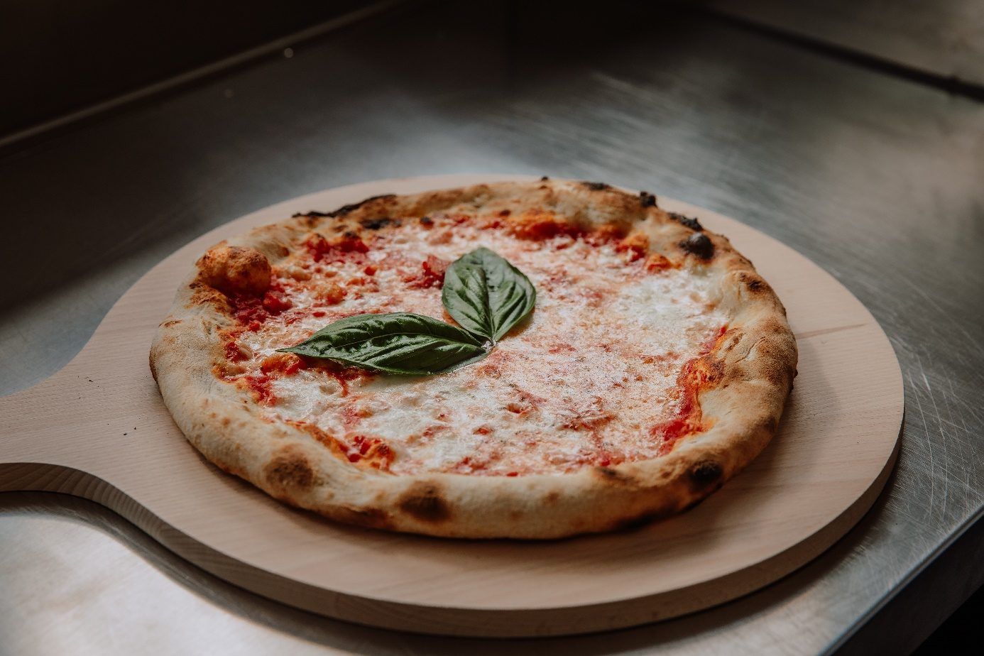 Pizza Margherita mit Basilikum