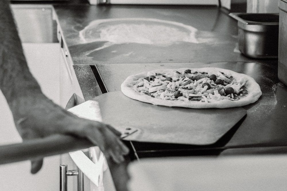 Belegte Pizza auf der Schaufel