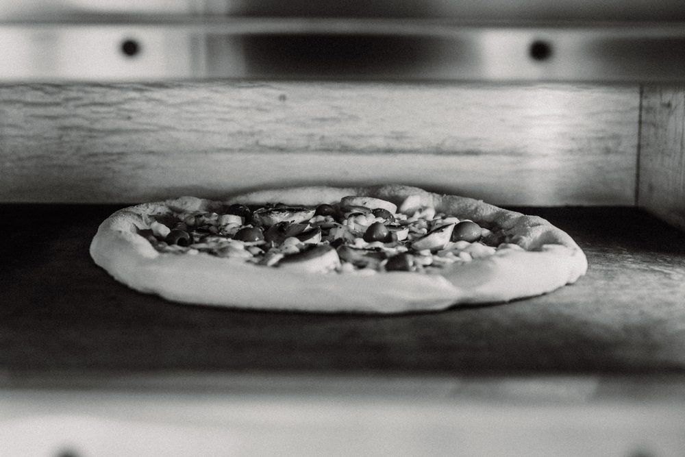 Pizza backt im Ofen