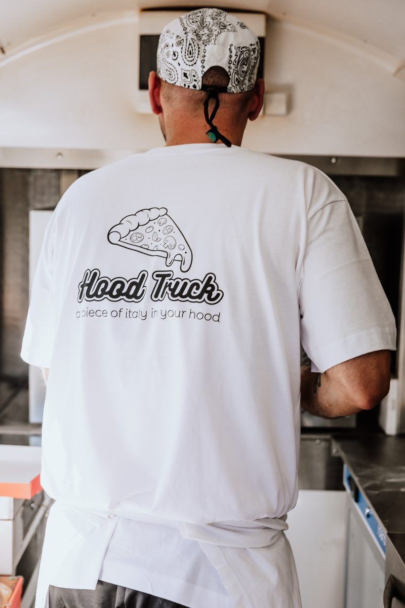 Hood-Truck-Logo auf Angelos T-Shirt